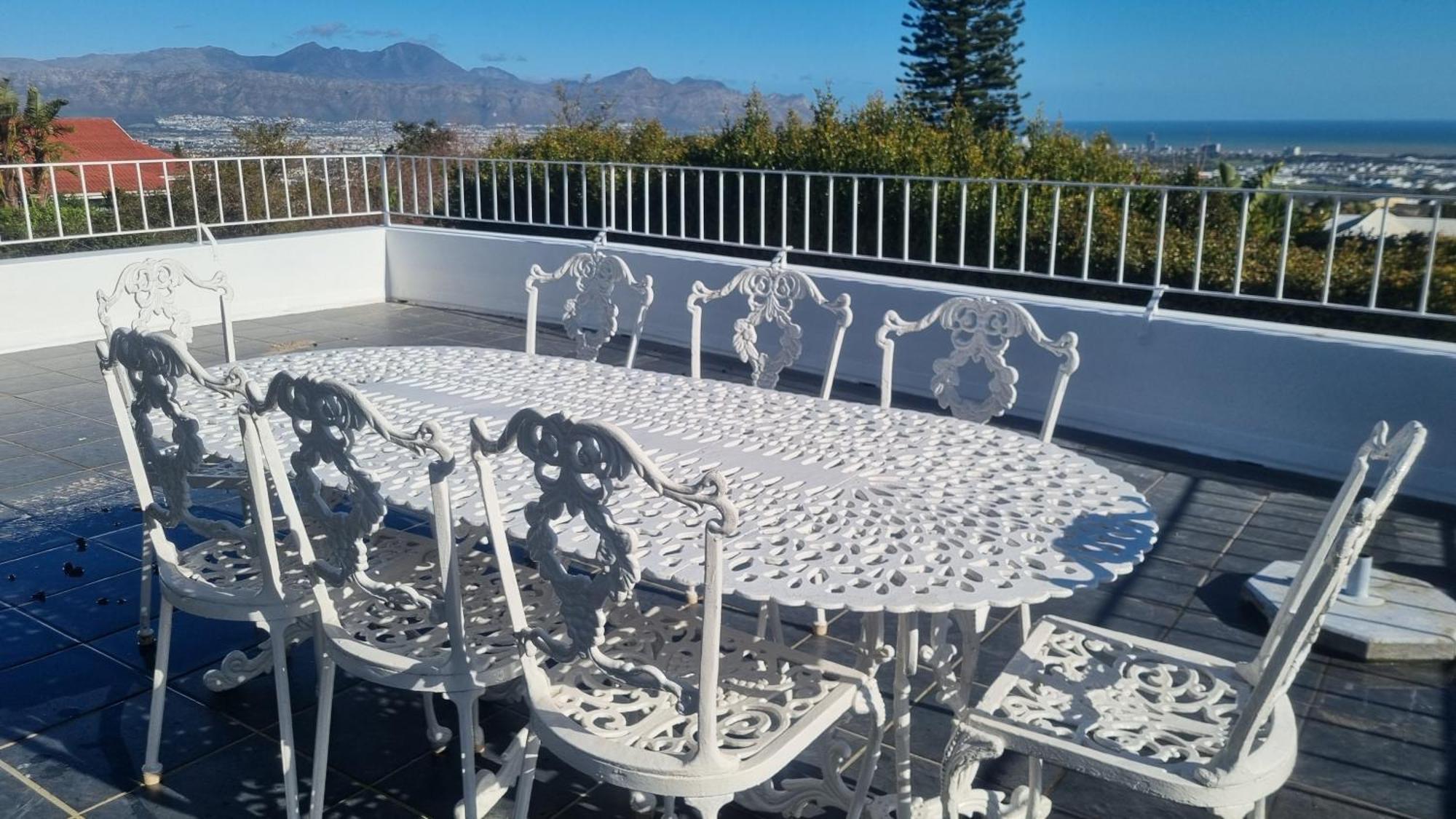 Beautiful 4 Bedroom Overlooking The Ocean In Somerset West *