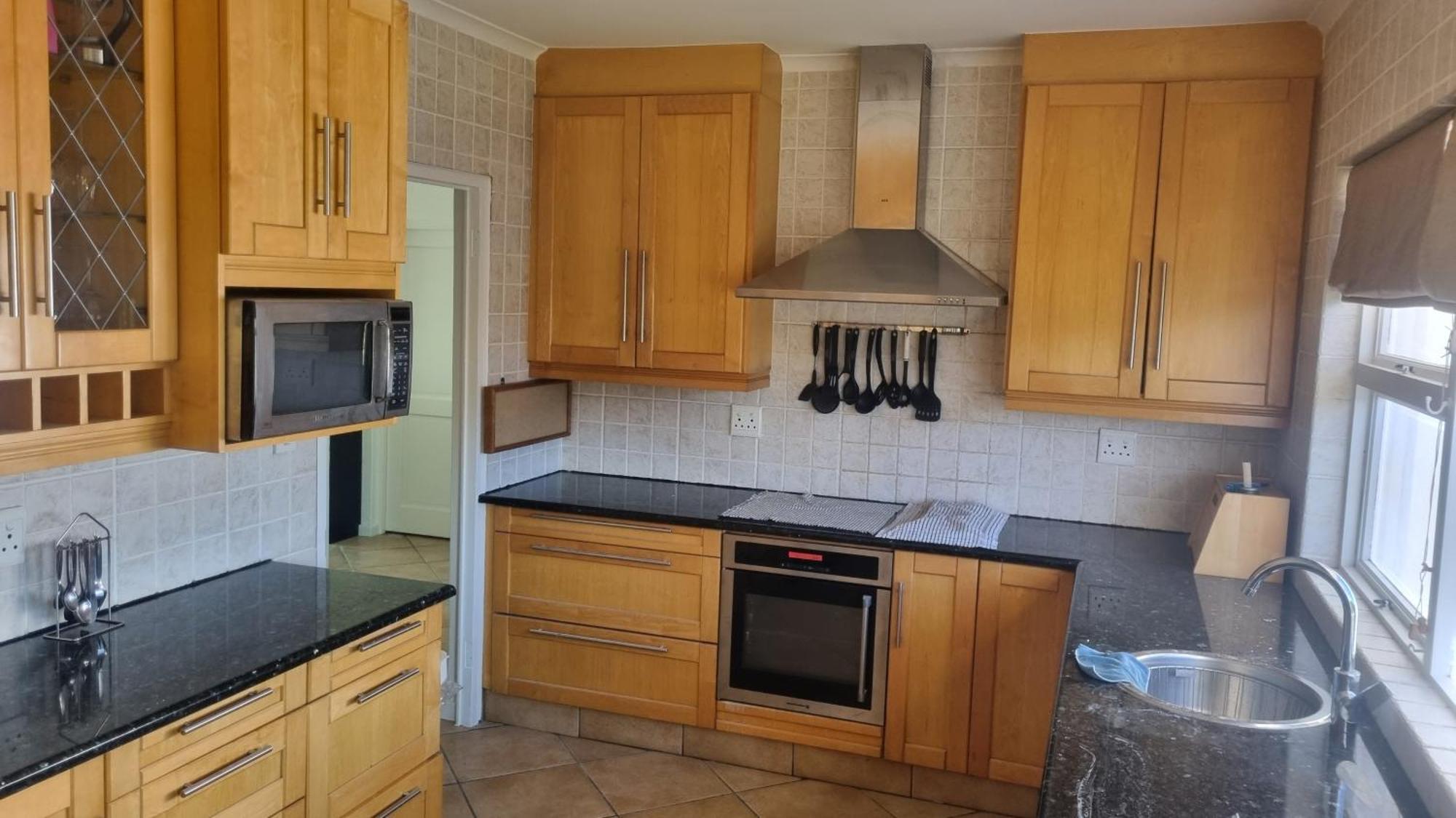 Holiday home Beautiful 4 Bedroom Overlooking The Ocean In Somerset West