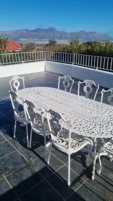 Holiday home Beautiful 4 Bedroom Overlooking The Ocean In Somerset West