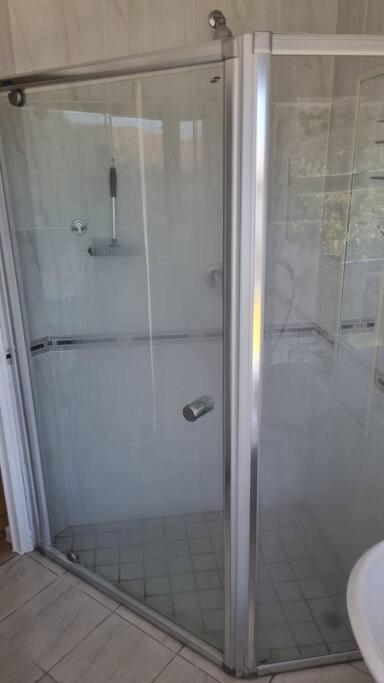 Beautiful 4 Bedroom Overlooking The Ocean In Somerset West Holiday home