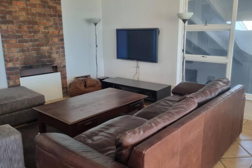 Beautiful 4 Bedroom Overlooking The Ocean In Somerset West Holiday home *