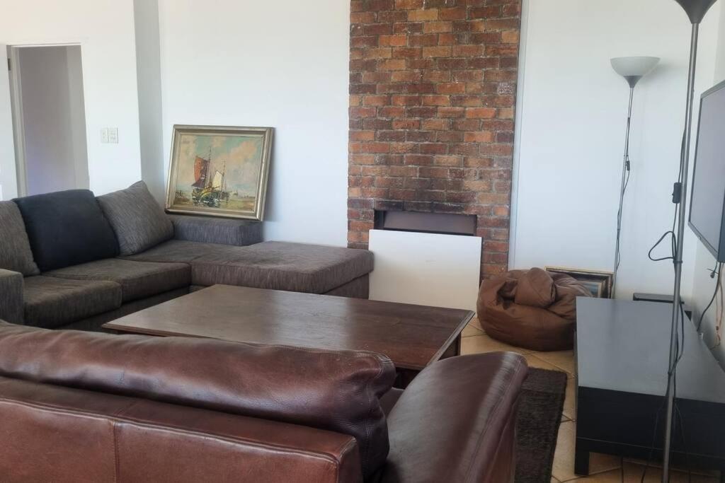 Beautiful 4 Bedroom Overlooking The Ocean In Somerset West *