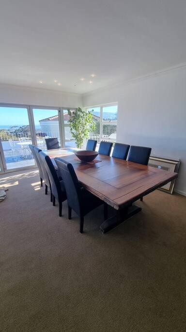 Beautiful 4 Bedroom Overlooking The Ocean In Somerset West * Cape Town