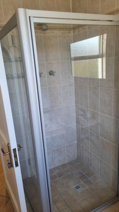 Beautiful 4 Bedroom Overlooking The Ocean In Somerset West
