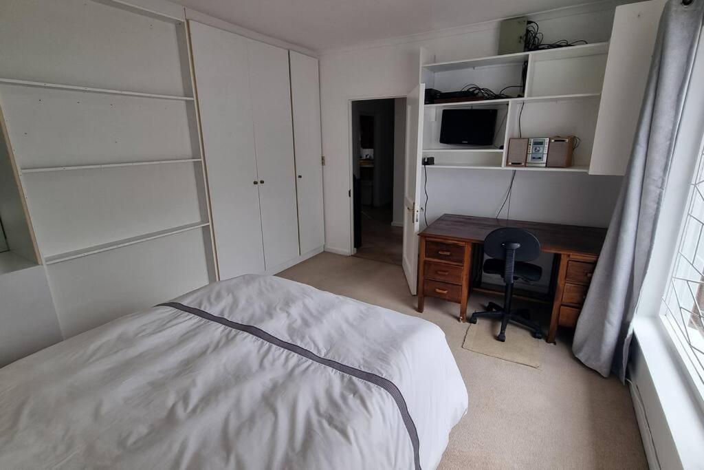 Beautiful 4 Bedroom Overlooking The Ocean In Somerset West Holiday home