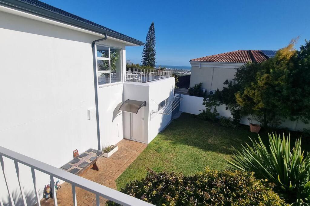 Holiday home Beautiful 4 Bedroom Overlooking The Ocean In Somerset West