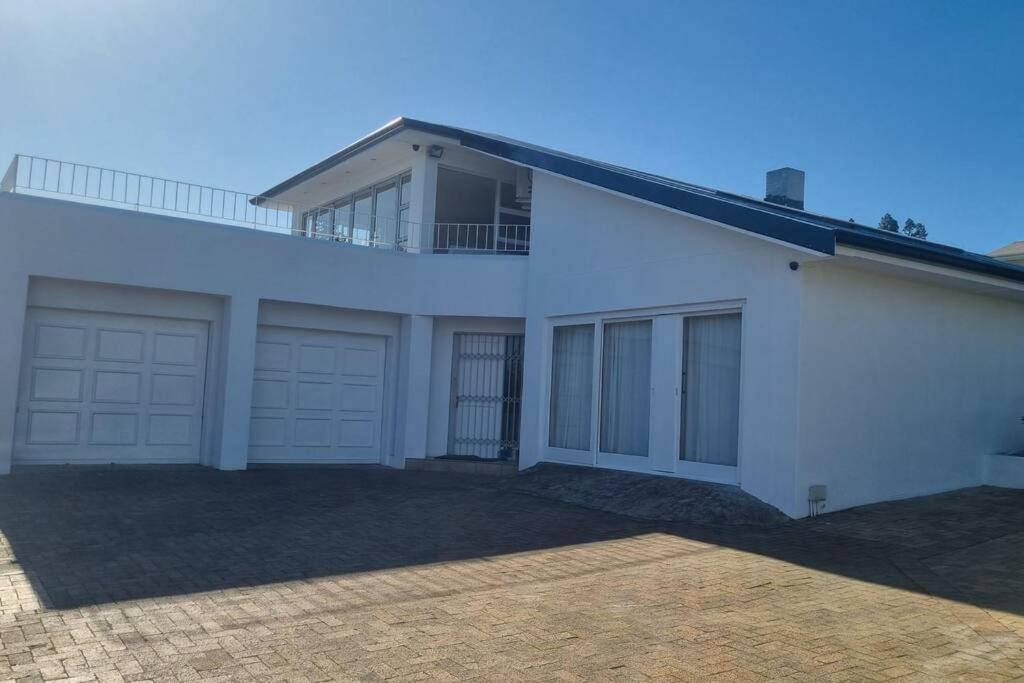 Beautiful 4 Bedroom Overlooking The Ocean In Somerset West Holiday home *