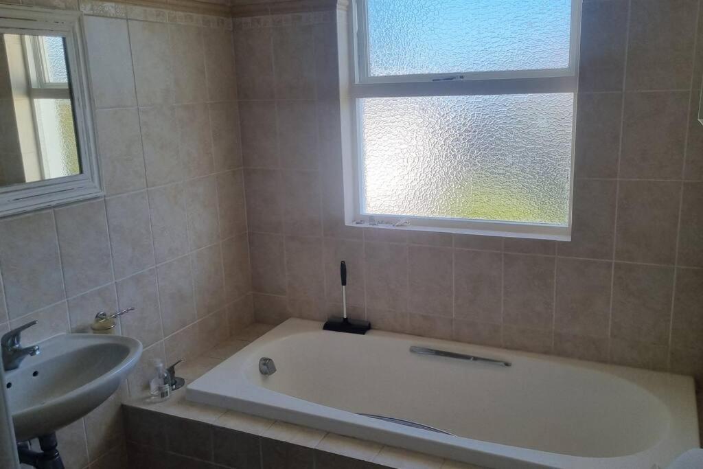Holiday home Beautiful 4 Bedroom Overlooking The Ocean In Somerset West Cape Town
