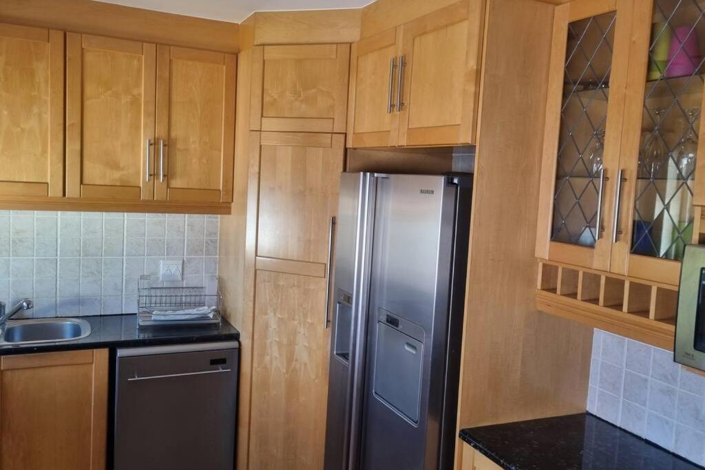 Beautiful 4 Bedroom Overlooking The Ocean In Somerset West Holiday home *