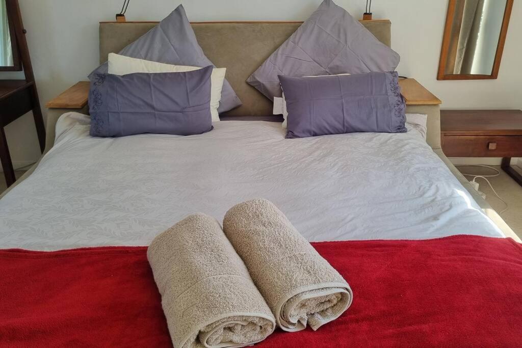 Beautiful 4 Bedroom Overlooking The Ocean In Somerset West Holiday home Cape Town