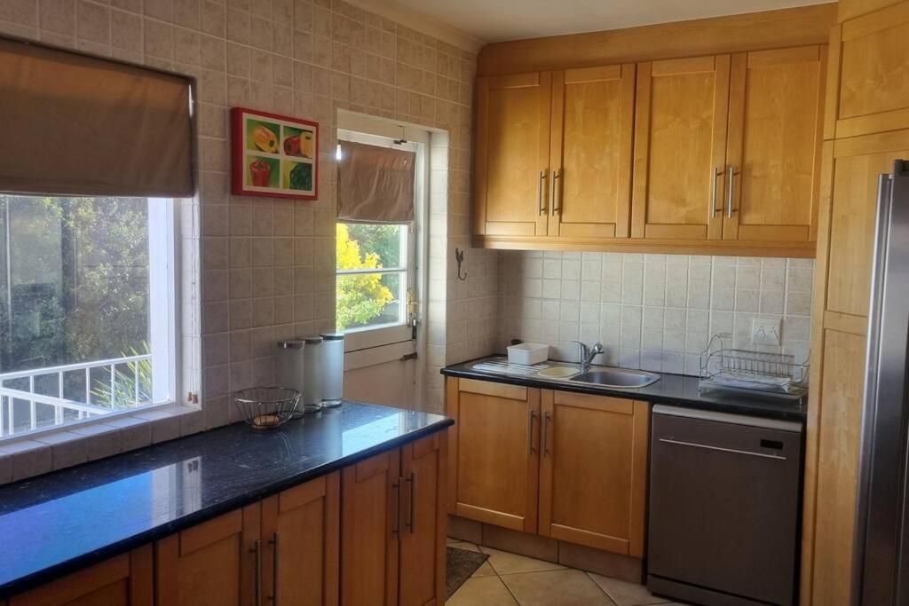 Beautiful 4 Bedroom Overlooking The Ocean In Somerset West * Cape Town