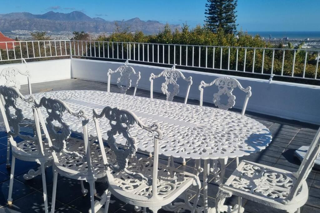 Beautiful 4 Bedroom Overlooking The Ocean In Somerset West Holiday home *