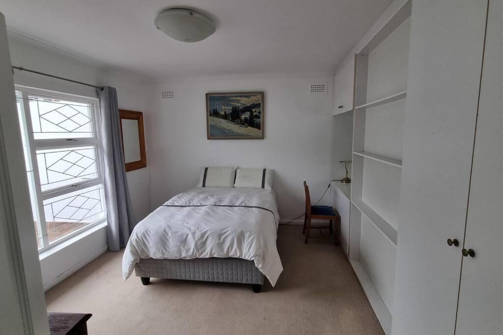 Beautiful 4 Bedroom Overlooking The Ocean In Somerset West *