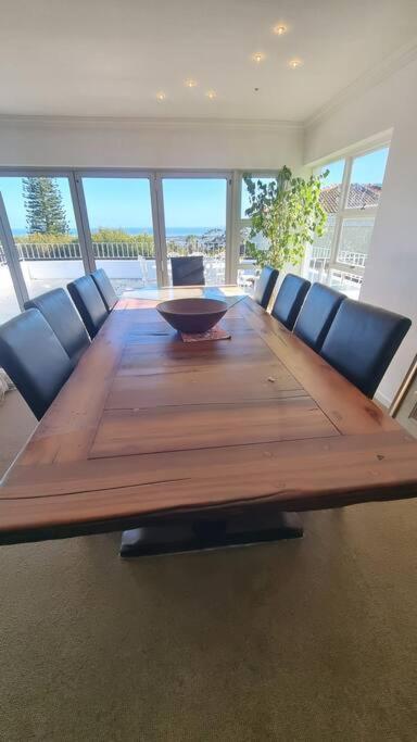 Beautiful 4 Bedroom Overlooking The Ocean In Somerset West