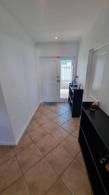 Beautiful 4 Bedroom Overlooking The Ocean In Somerset West Holiday home