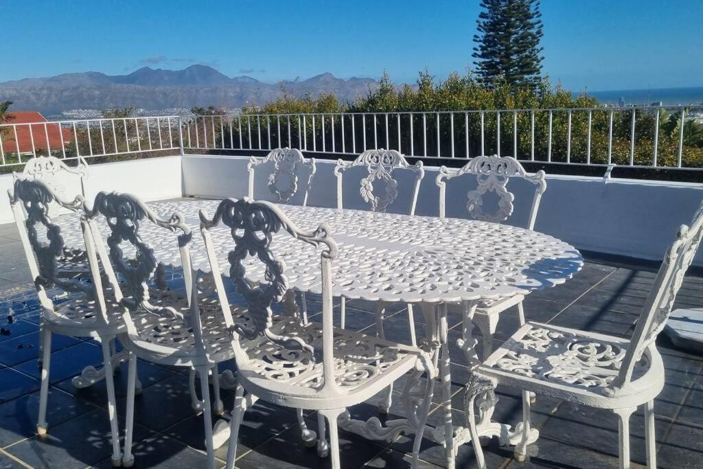 Beautiful 4 Bedroom Overlooking The Ocean In Somerset West *