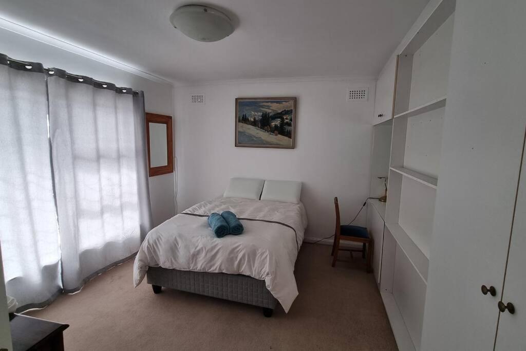 Beautiful 4 Bedroom Overlooking The Ocean In Somerset West *