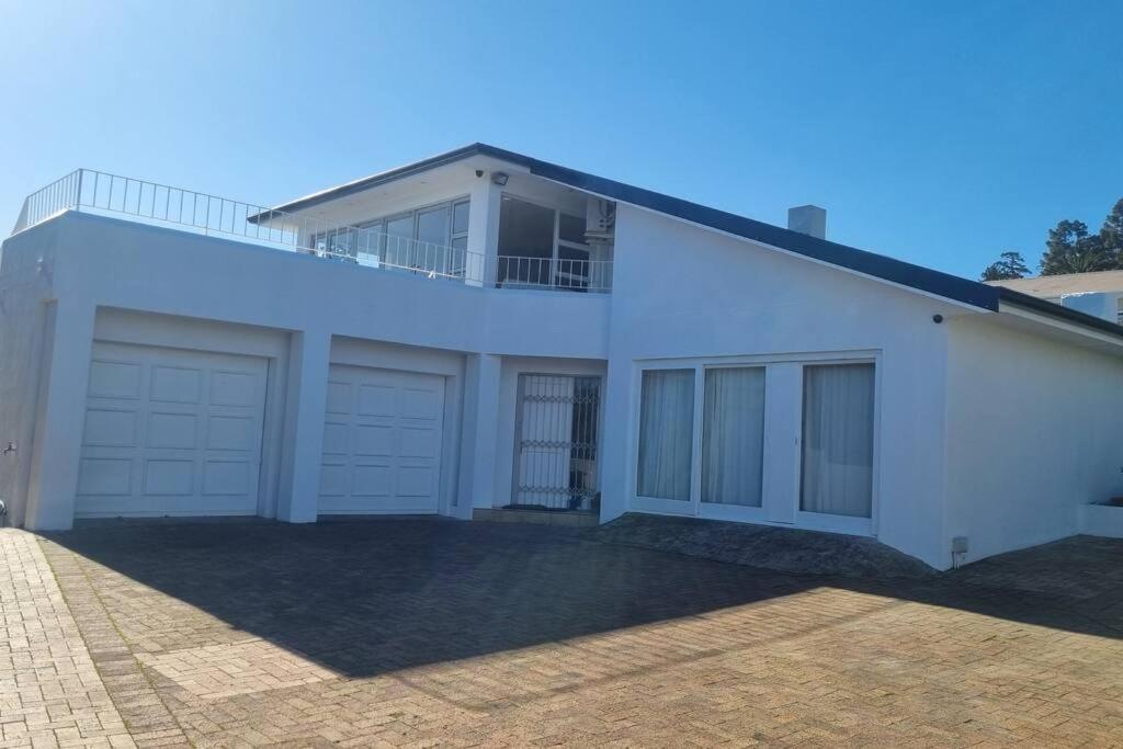 Beautiful 4 Bedroom Overlooking The Ocean In Somerset West Holiday home *