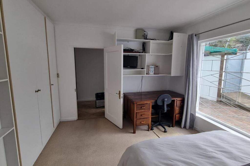 Beautiful 4 Bedroom Overlooking The Ocean In Somerset West Holiday home *