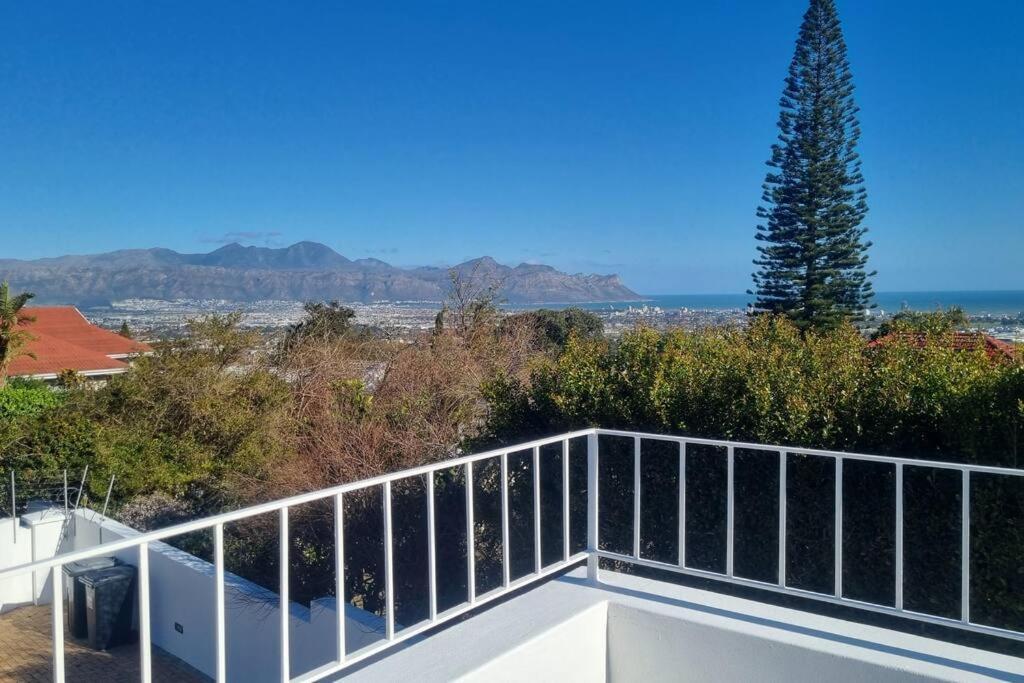 Beautiful 4 Bedroom Overlooking The Ocean In Somerset West *