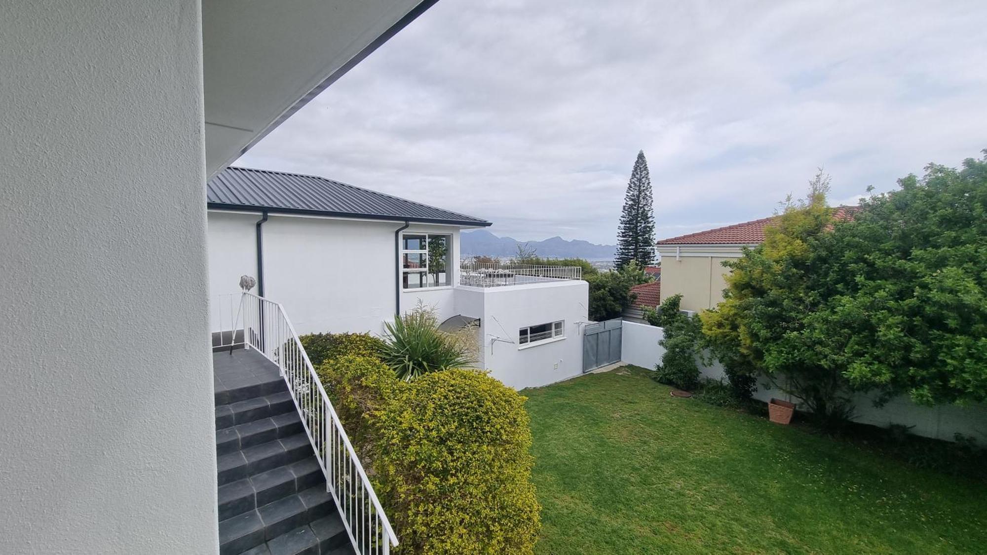 Beautiful 4 Bedroom Overlooking The Ocean In Somerset West Holiday home
