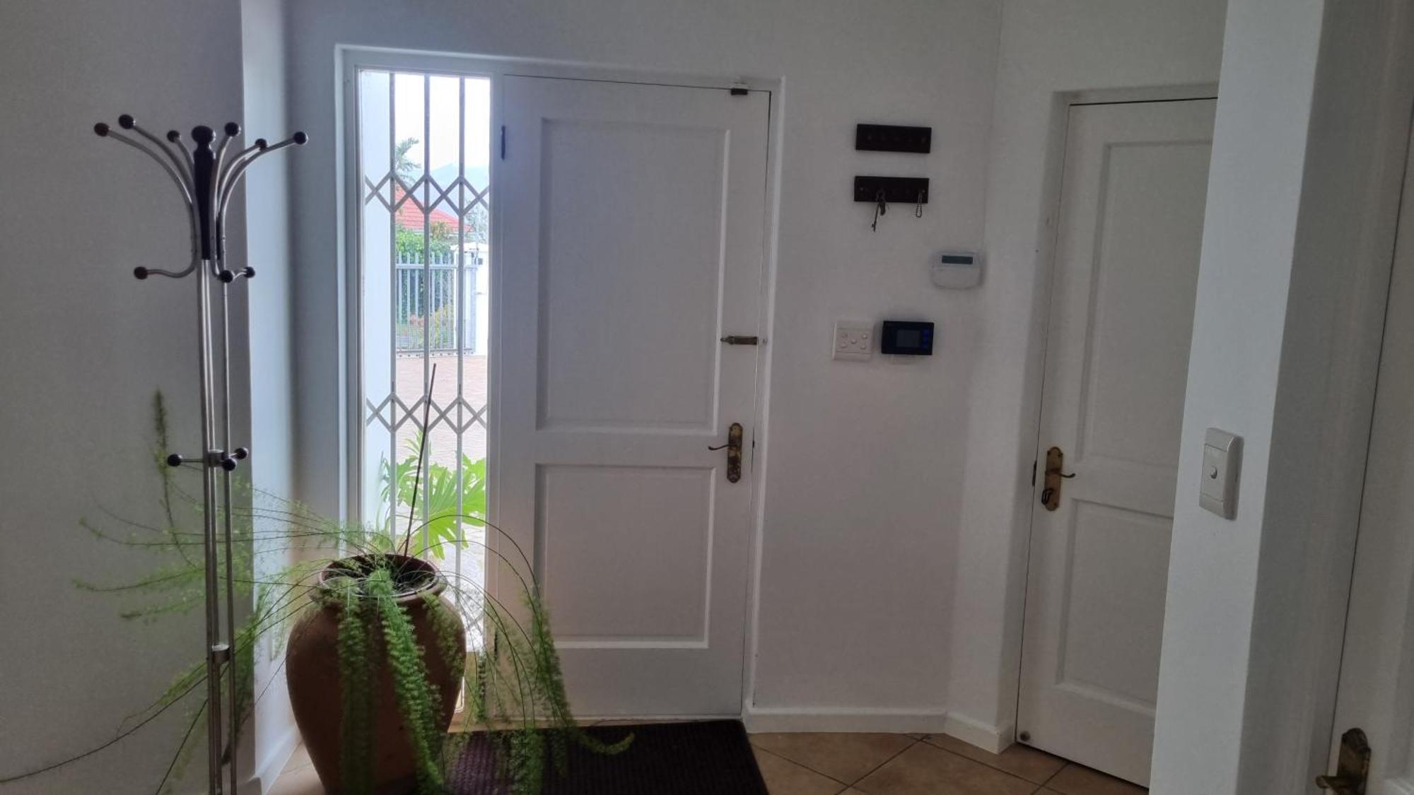 Holiday home Beautiful 4 Bedroom Overlooking The Ocean In Somerset West