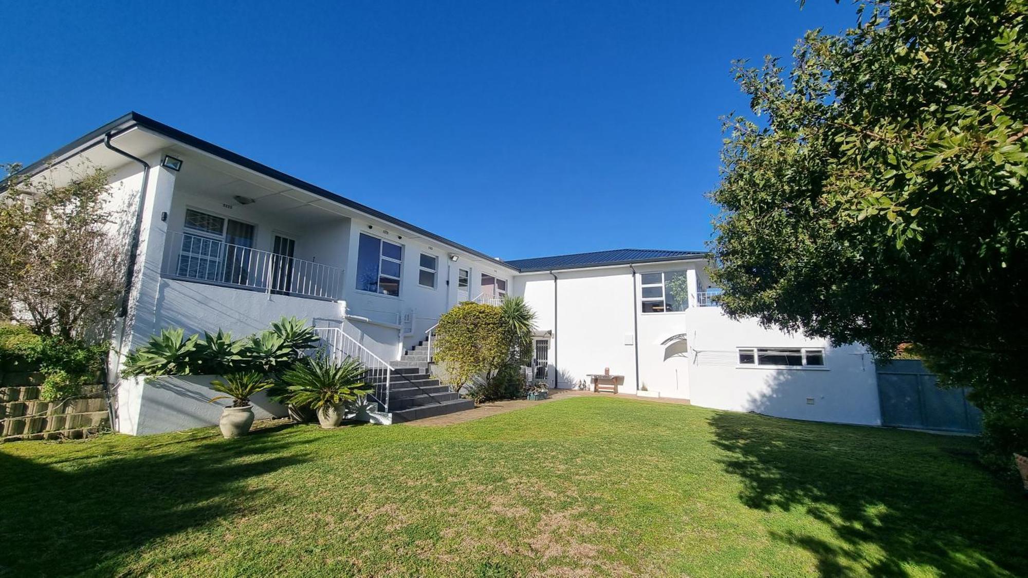 Beautiful 4 Bedroom Overlooking The Ocean In Somerset West * Cape Town