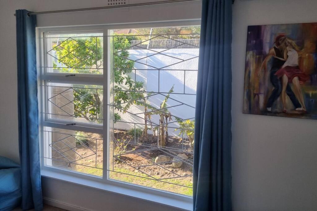Beautiful 4 Bedroom Overlooking The Ocean In Somerset West