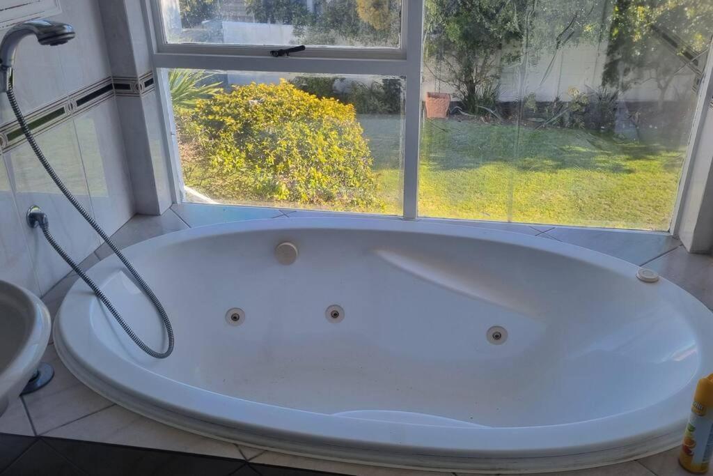 Holiday home Beautiful 4 Bedroom Overlooking The Ocean In Somerset West *