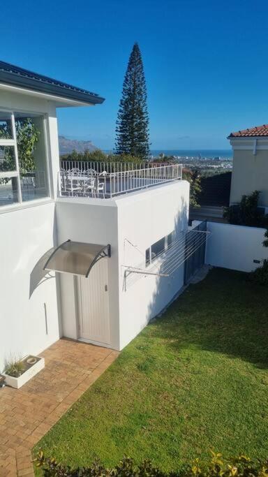 Beautiful 4 Bedroom Overlooking The Ocean In Somerset West Holiday home *