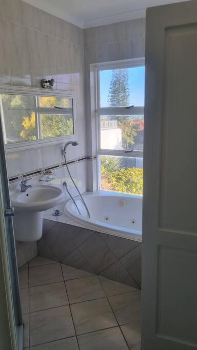 Beautiful 4 Bedroom Overlooking The Ocean In Somerset West