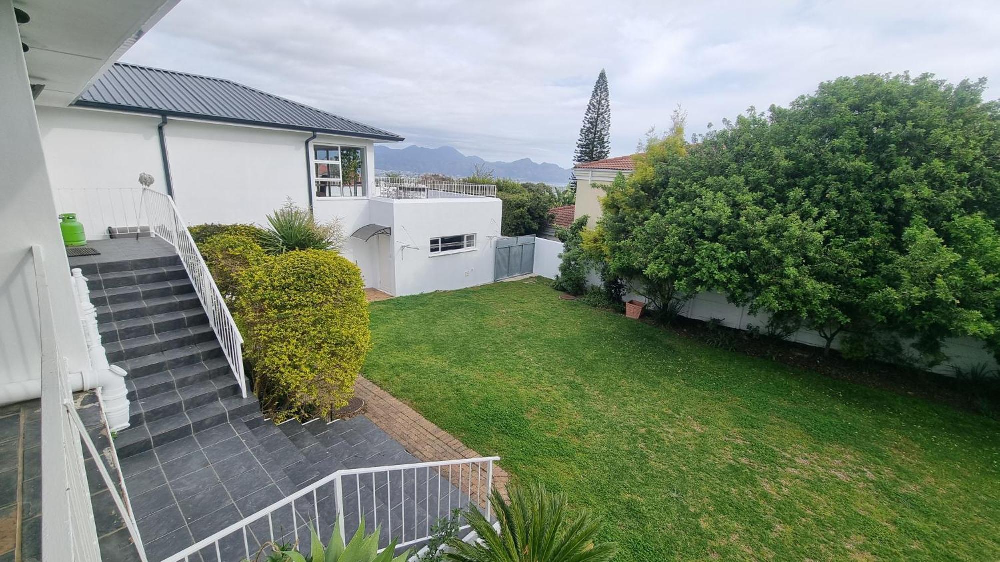 Beautiful 4 Bedroom Overlooking The Ocean In Somerset West Cape Town