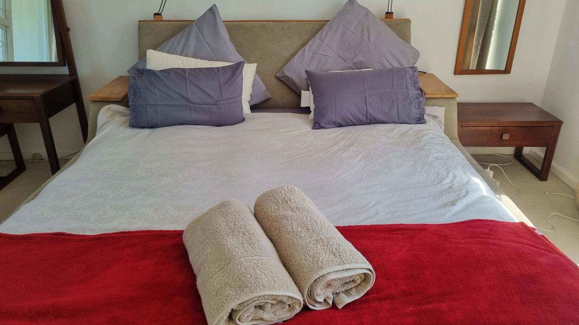 Beautiful 4 Bedroom Overlooking The Ocean In Somerset West Holiday home